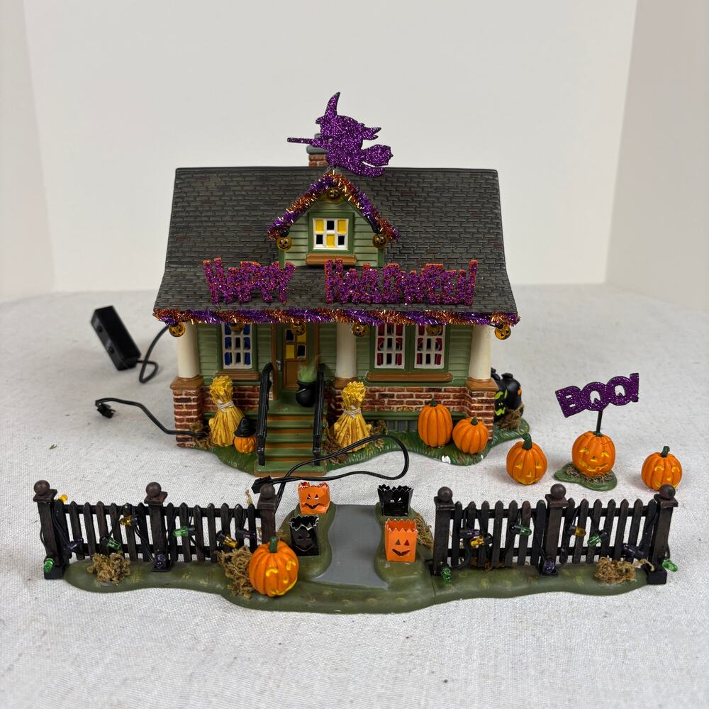 Department 56 Snow Village Halloween 1031 Trick-Or-Treat Drive House Set